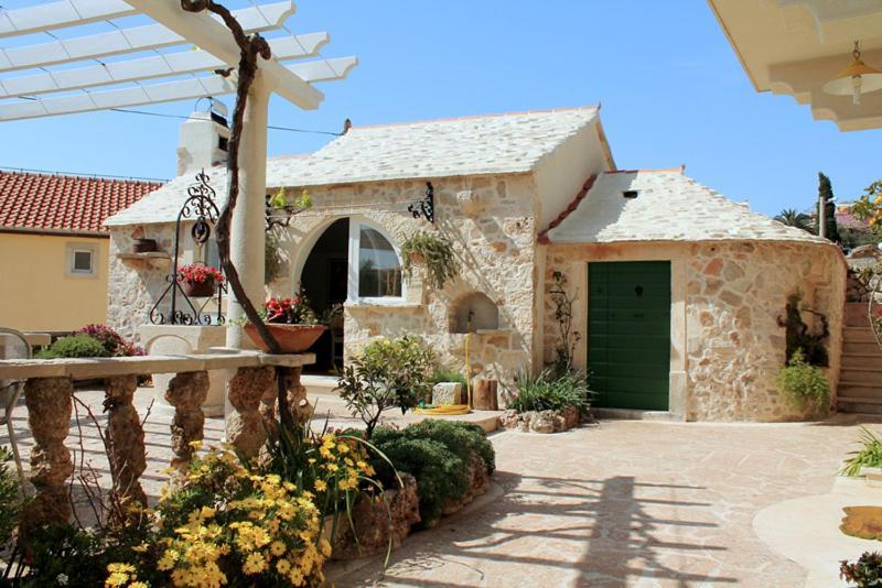 Apartments Nejasmic - Little House For Peaceful And Domestic Vacation Бол Экстерьер фото