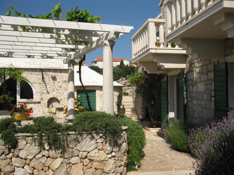 Apartments Nejasmic - Little House For Peaceful And Domestic Vacation Бол Экстерьер фото