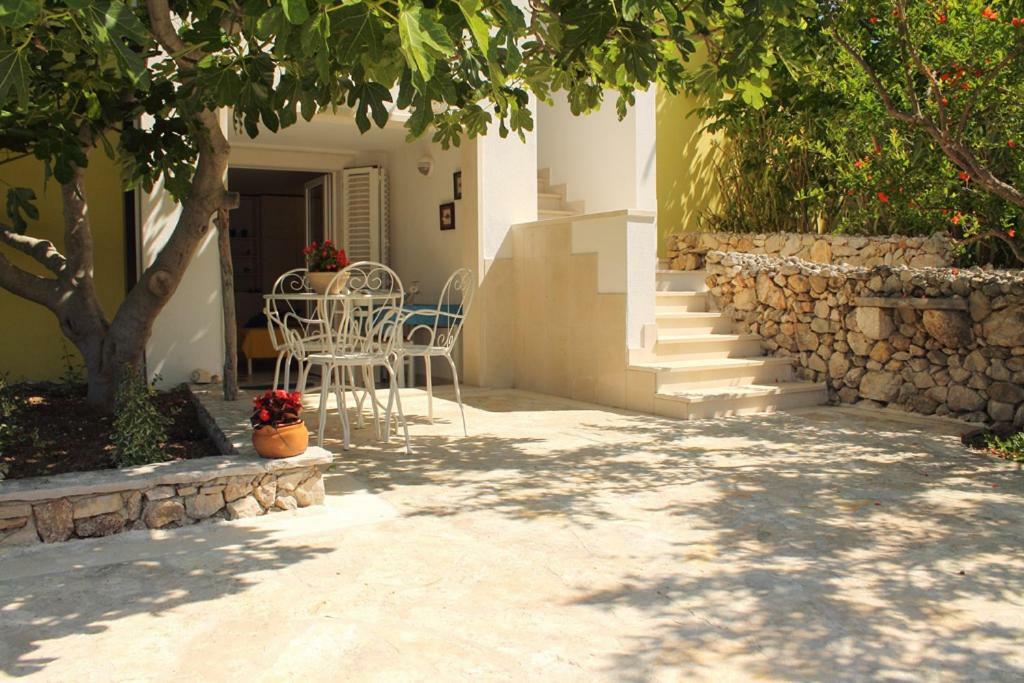 Apartments Nejasmic - Little House For Peaceful And Domestic Vacation Бол Экстерьер фото