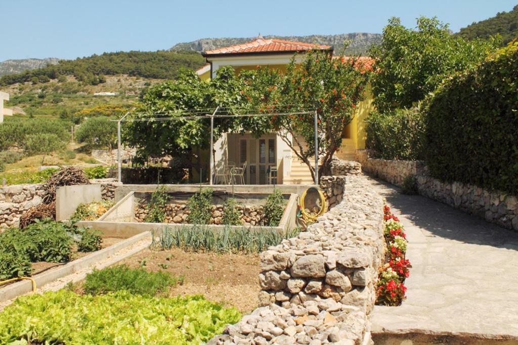 Apartments Nejasmic - Little House For Peaceful And Domestic Vacation Бол Экстерьер фото