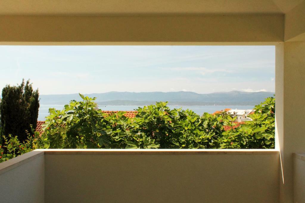 Apartments Nejasmic - Little House For Peaceful And Domestic Vacation Бол Экстерьер фото