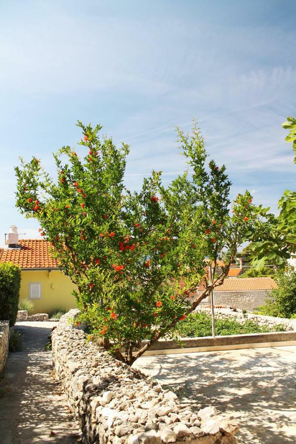 Apartments Nejasmic - Little House For Peaceful And Domestic Vacation Бол Экстерьер фото