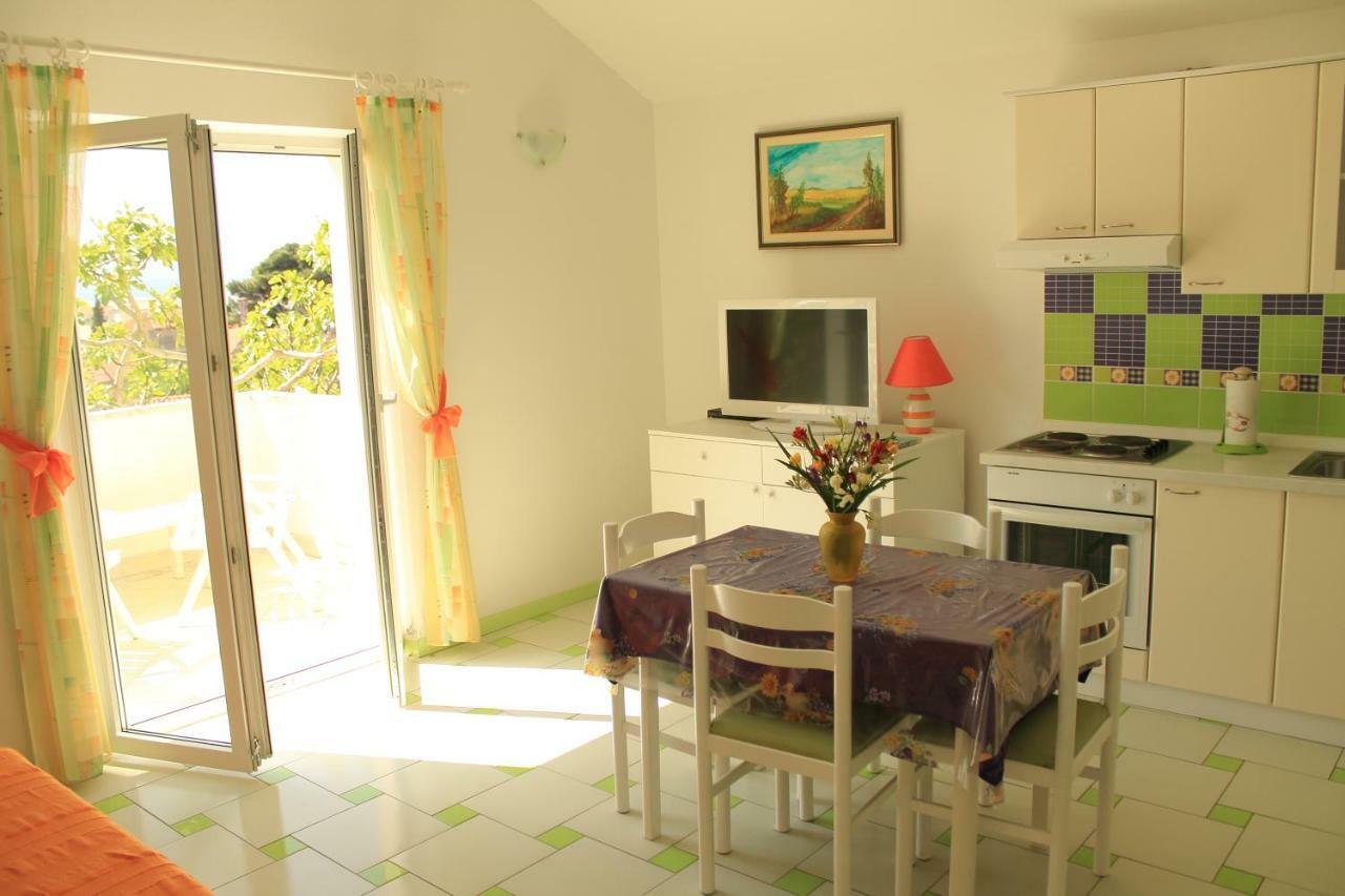 Apartments Nejasmic - Little House For Peaceful And Domestic Vacation Бол Экстерьер фото