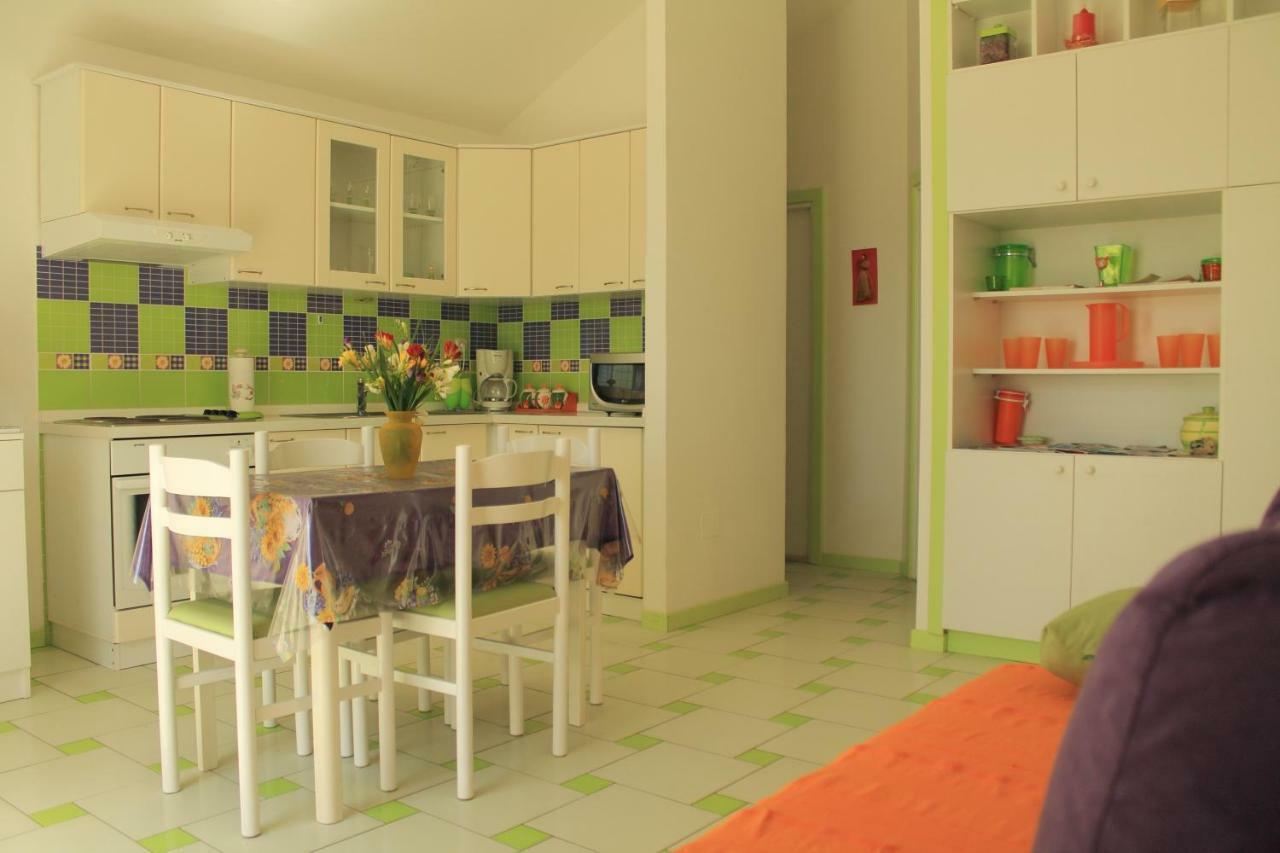 Apartments Nejasmic - Little House For Peaceful And Domestic Vacation Бол Экстерьер фото