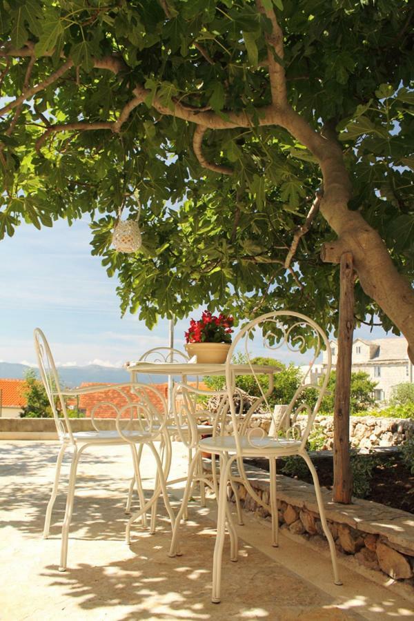 Apartments Nejasmic - Little House For Peaceful And Domestic Vacation Бол Экстерьер фото