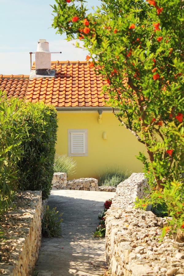 Apartments Nejasmic - Little House For Peaceful And Domestic Vacation Бол Экстерьер фото