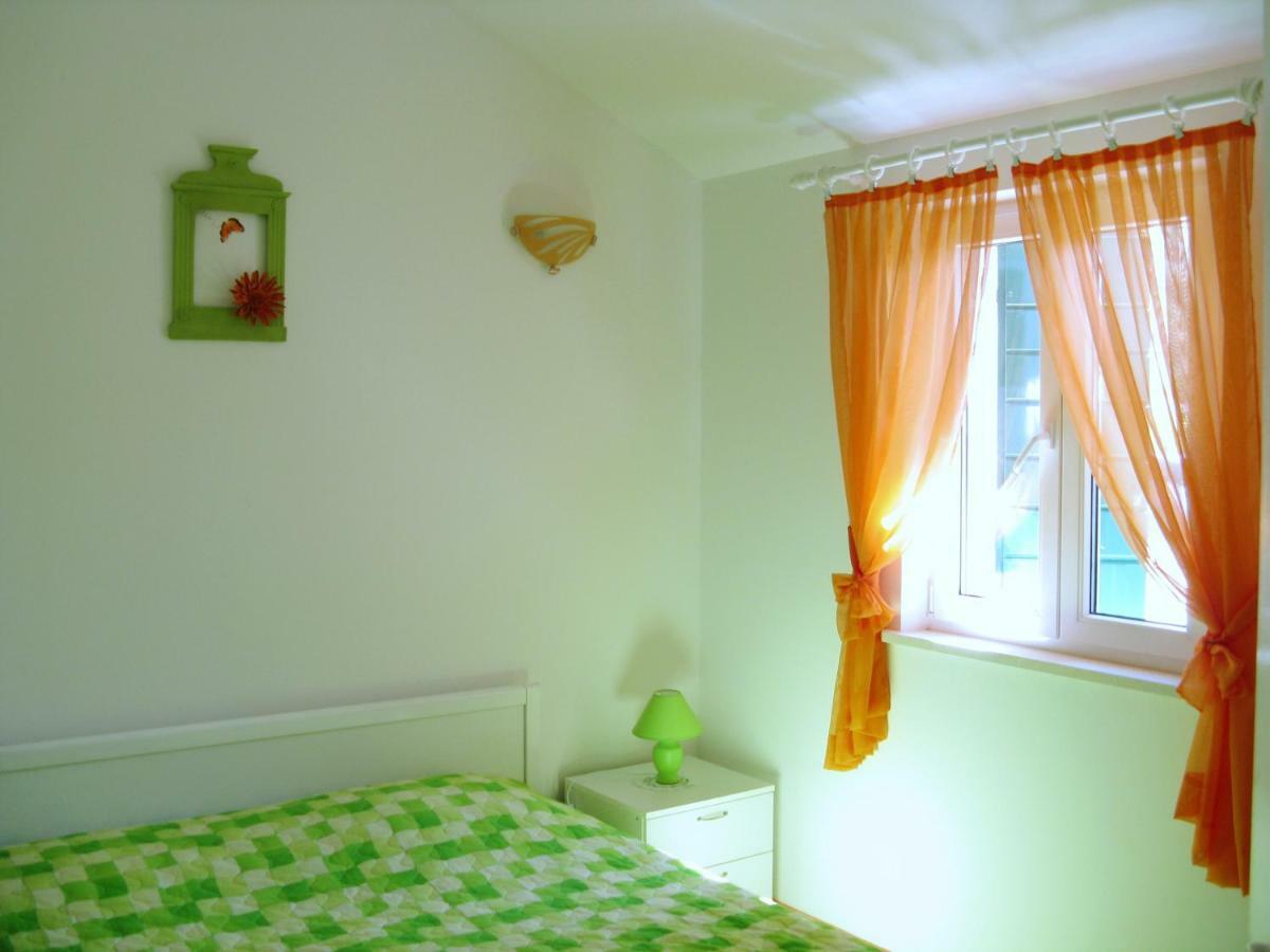Apartments Nejasmic - Little House For Peaceful And Domestic Vacation Бол Экстерьер фото