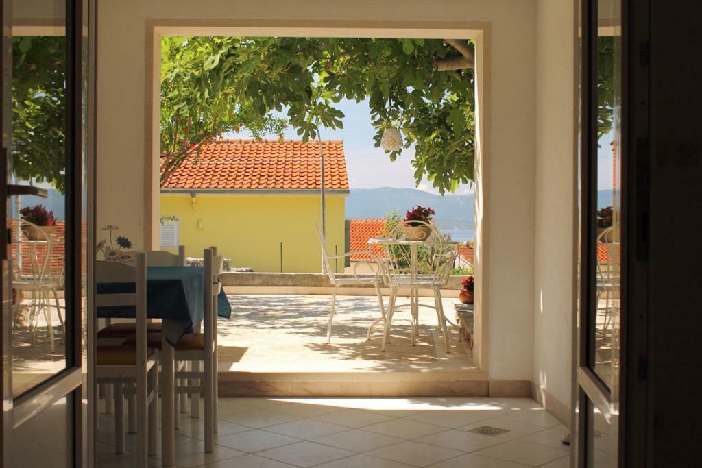 Apartments Nejasmic - Little House For Peaceful And Domestic Vacation Бол Экстерьер фото